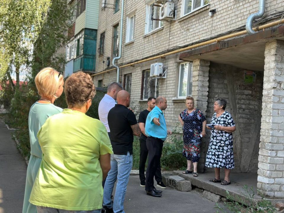 Депутат Иловайского городского совета Зайцев С.Ю. и первый заместитель главы администрации Свердлов М.Н. провели выездную встречу с жителями дома Первомайская, 105 Депутат Иловайского городского совета Зайцев С.Ю. и первый заместитель главы администрации Свердлов М.Н. провели выездную встречу с жителями дома Первомайская, 105