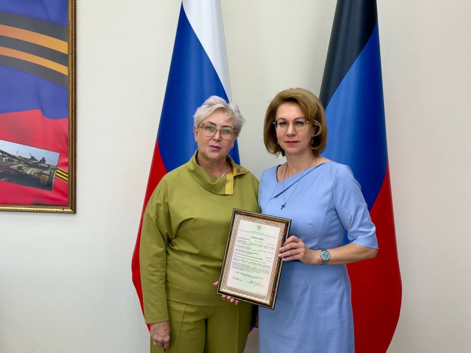 Лариса Толстыкина: Городскому онкологическому диспансеру г. Горловки и Центральной районной больнице г. Ясиноватой вручила лицензии Федеральной службы по экологическому, технологическому и атомному надзору Лариса Толстыкина: Городскому онкологическому диспансеру г. Горловки и Центральной районной больнице г. Ясиноватой вручила лицензии Федеральной службы по экологическому, технологическому и атомному надзору