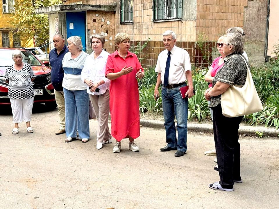 Великая сила России – в её народе! И когда представители власти выходят из кабинетов, чтобы лично встретиться с жителями домов, услышать их голоса и вникнуть в их чаяния – это не просто диалог, а живая связь между... Великая сила России – в её народе! И когда представители власти выходят из кабинетов, чтобы лично встретиться с жителями домов, услышать их голоса и вникнуть в их чаяния – это не просто диалог, а живая связь между...