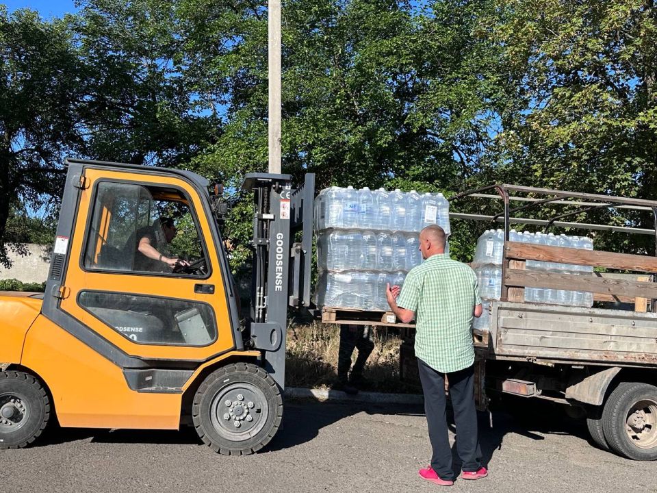 Помощь от шеф-региона. Сегодня, 13 августа, в городской округ Иловайск от шеф-региона Нижегородской области привезли бутилированную питьевую воду - 17 тыс Помощь от шеф-региона. Сегодня, 13 августа, в городской округ Иловайск от шеф-региона Нижегородской области привезли бутилированную питьевую воду - 17 тыс