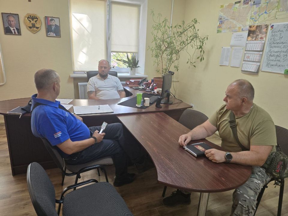Дмитрий Огилец: По итогам проведенных сходов граждан встретился с директором Харцызского филиала Единого регионального фонда по управлению многоквартирными домами на территории ДНР Семёновым Александром Евгеньевичем Дмитрий Огилец: По итогам проведенных сходов граждан встретился с директором Харцызского филиала Единого регионального фонда по управлению многоквартирными домами на территории ДНР Семёновым Александром Евгеньевичем