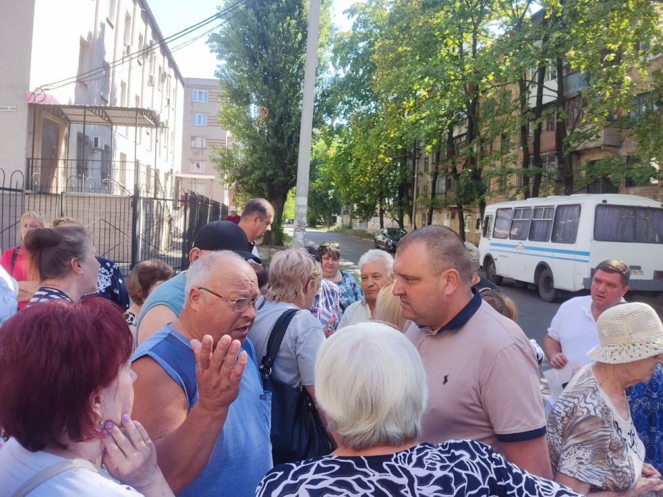Юрий Будрин: Сегодня, 13 августа 2025 года, по поручению Главы Республики Дениса Пушилина, в рамках проекта "Управдом", реализуемого Единой Россией, руководитель Управы Кировского внутригородского района Администрации... Юрий Будрин: Сегодня, 13 августа 2025 года, по поручению Главы Республики Дениса Пушилина, в рамках проекта "Управдом", реализуемого Единой Россией, руководитель Управы Кировского внутригородского района Администрации...