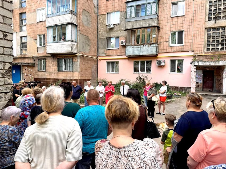 Великая сила России – в её народе! И когда представители власти выходят из кабинетов, чтобы лично встретиться с жителями домов, услышать их голоса и вникнуть в их чаяния – это не просто диалог, а живая связь между... Великая сила России – в её народе! И когда представители власти выходят из кабинетов, чтобы лично встретиться с жителями домов, услышать их голоса и вникнуть в их чаяния – это не просто диалог, а живая связь между...