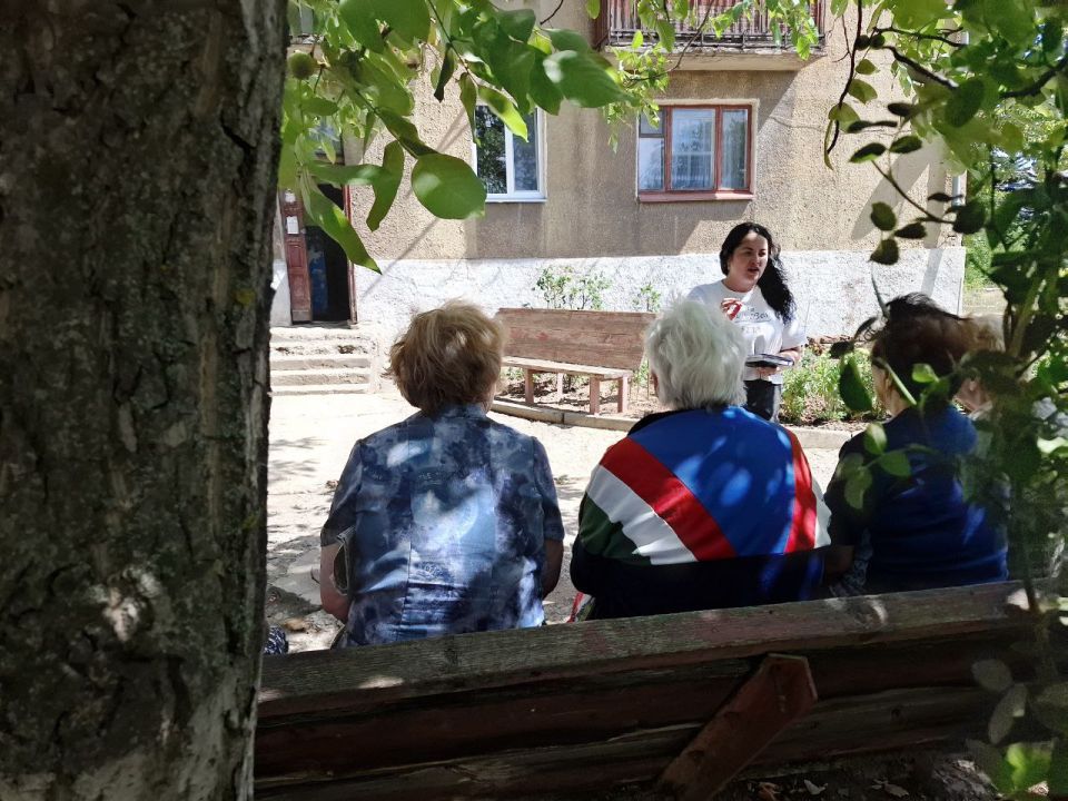 Во исполнение поручения Главы Донецкой Народной Республики Дениса Владимировича Пушилина о ведении постоянного диалога с жителями республики, 13 августа руководитель общественной приемной МО ВПП «Единая Россия», лидер... Во исполнение поручения Главы Донецкой Народной Республики Дениса Владимировича Пушилина о ведении постоянного диалога с жителями республики, 13 августа руководитель общественной приемной МО ВПП «Единая Россия», лидер...