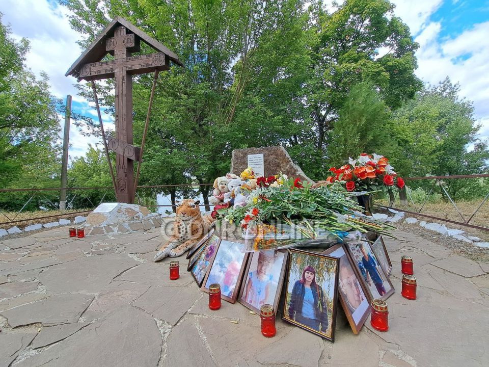 13 августа 2014 года в результате обстрела украинскими боевиками городского пляжа в Зугрэсе погибли 13 человек, в том числе трое детей 13 августа 2014 года в результате обстрела украинскими боевиками городского пляжа в Зугрэсе погибли 13 человек, в том числе трое детей