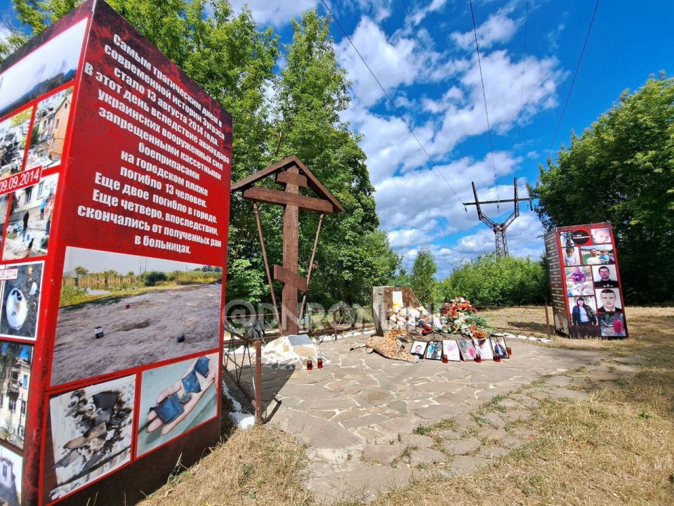 13 августа 2014 года в результате обстрела украинскими боевиками городского пляжа в Зугрэсе погибли 13 человек, в том числе трое детей 13 августа 2014 года в результате обстрела украинскими боевиками городского пляжа в Зугрэсе погибли 13 человек, в том числе трое детей