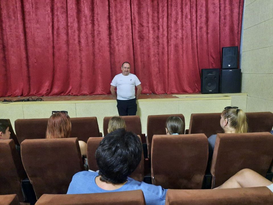В с. Урзуф по поручению Главы ДНР 12 августа первый заместитель Министра спорта и туризма Донецкой Народной Республики Ширшов Евгений Александрович встретился с местными жителями и спортсменами В с. Урзуф по поручению Главы ДНР 12 августа первый заместитель Министра спорта и туризма Донецкой Народной Республики Ширшов Евгений Александрович встретился с местными жителями и спортсменами