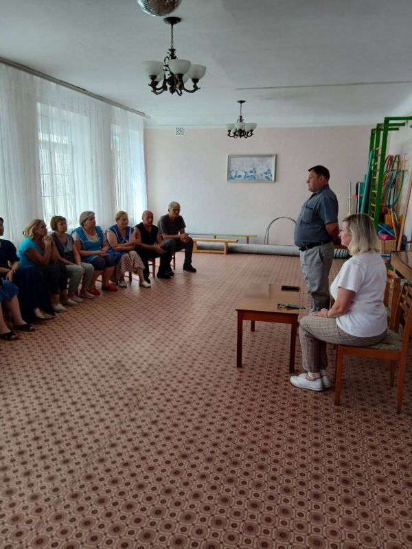 12 августа по поручению Главы Республики исполняющий обязанности начальника Управления образования Администрации городского округа Харцызск Николай Осипов провел встречу с трудовым коллективом ГКДОУ "Детский сад № 2 г.о.... 12 августа по поручению Главы Республики исполняющий обязанности начальника Управления образования Администрации городского округа Харцызск Николай Осипов провел встречу с трудовым коллективом ГКДОУ "Детский сад № 2 г.о....