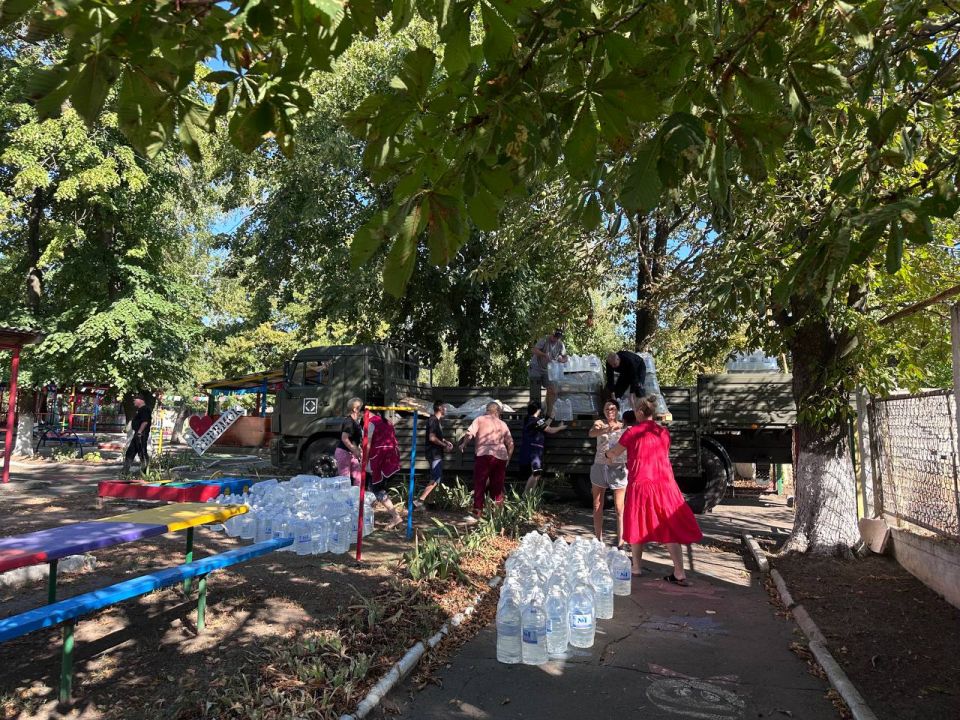 Помощь от шеф-региона. Сегодня, 13 августа, в городской округ Иловайск от шеф-региона Нижегородской области привезли бутилированную питьевую воду - 17 тыс Помощь от шеф-региона. Сегодня, 13 августа, в городской округ Иловайск от шеф-региона Нижегородской области привезли бутилированную питьевую воду - 17 тыс