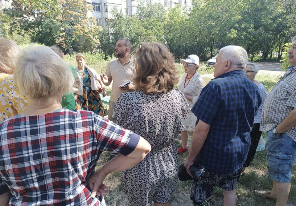 По поручению Главы ДНР Дениса Пушилина 13.08.2025 по адресу: г.Донецк, ул. Пухова,39 состоялась встреча с жителями района, на которой присутствовали заместитель руководителя Управы Ленинского внутригородского района... По поручению Главы ДНР Дениса Пушилина 13.08.2025 по адресу: г.Донецк, ул. Пухова,39 состоялась встреча с жителями района, на которой присутствовали заместитель руководителя Управы Ленинского внутригородского района...