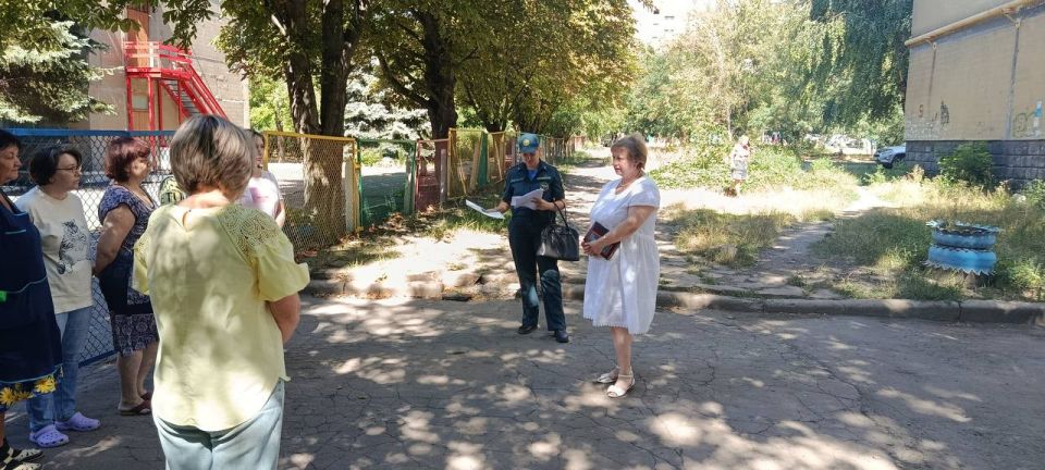 13 августа встречу с жителями по ул. Гаврилова возле дома 35, в микрорайоне Первомайский, возле дома 30 провела заместитель руководителя Управы Советского района Макеевки Надежда Прокапович 13 августа встречу с жителями по ул. Гаврилова возле дома 35, в микрорайоне Первомайский, возле дома 30 провела заместитель руководителя Управы Советского района Макеевки Надежда Прокапович