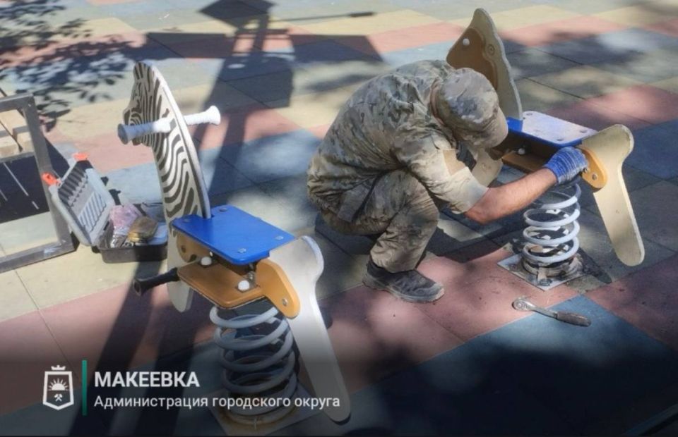В Макеевке провели работы по ремонту игровых элементов на детской площадке В Макеевке провели работы по ремонту игровых элементов на детской площадке