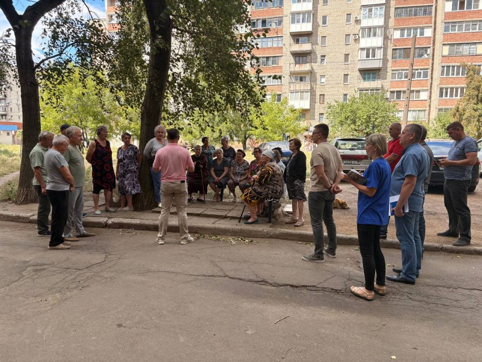 Александр Пеняев: Сегодня, 14 августа, на сходе жителей дома 24 в микрорайоне Центральный Ясиноватой мы обсудили ключевые вопросы городского хозяйства Александр Пеняев: Сегодня, 14 августа, на сходе жителей дома 24 в микрорайоне Центральный Ясиноватой мы обсудили ключевые вопросы городского хозяйства