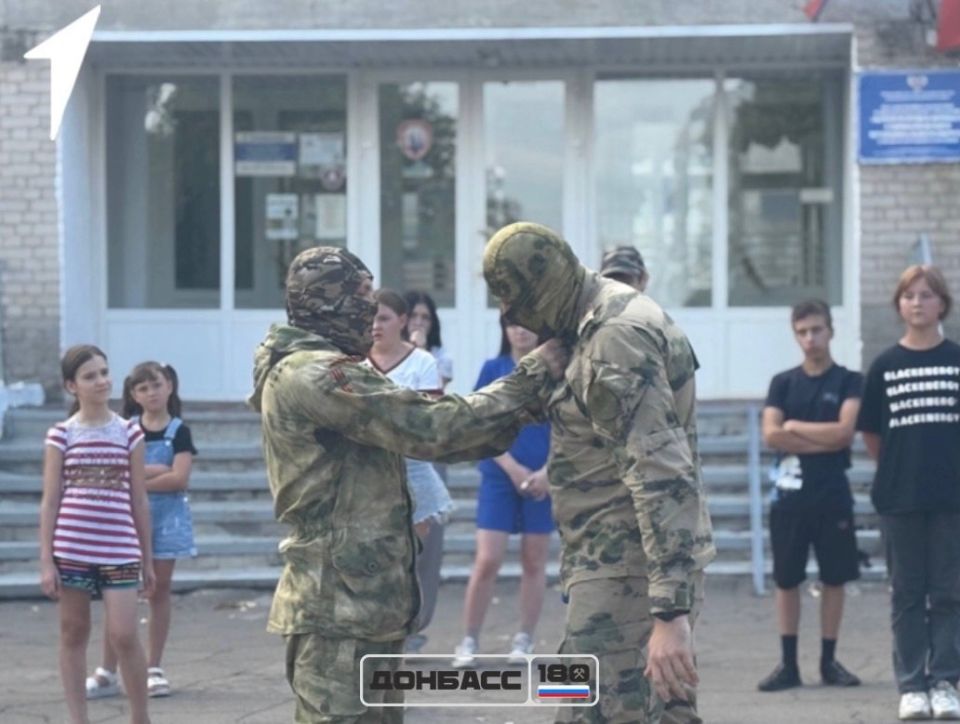 В Коммунаровской школе провели мастер-класс от военнослужащих Росгвардии В Коммунаровской школе провели мастер-класс от военнослужащих Росгвардии