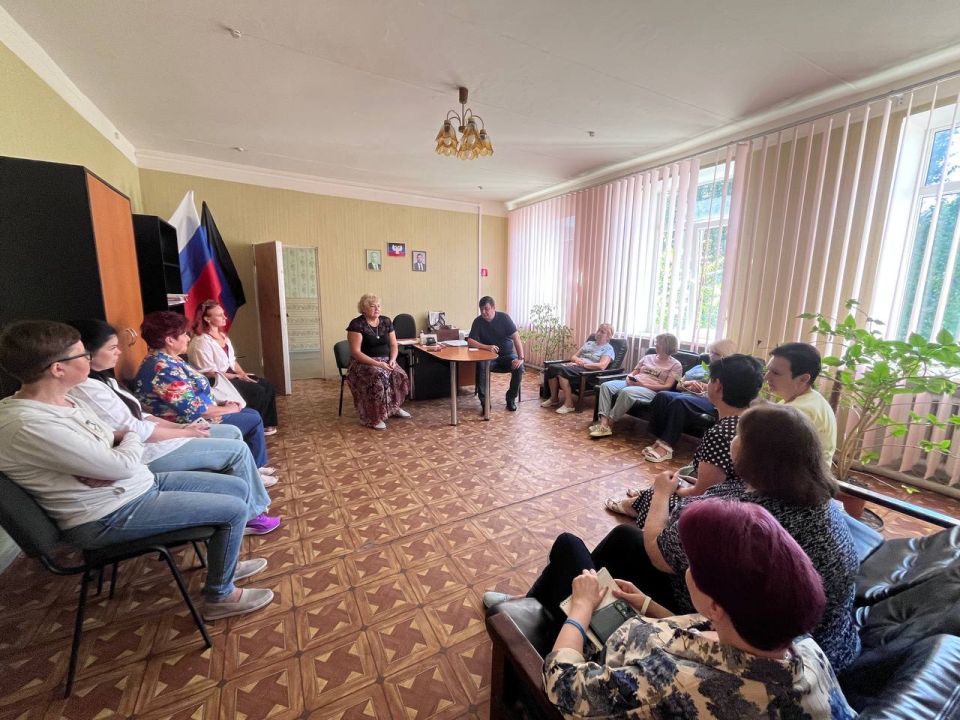 14 августа заместитель руководителя Управы Центрально-Городского внутригородского района Лариса Онищенко и депутат НС ДНР Василий Перцев провели встречи с трудовыми коллективами МУП АГМ «Диспетчерская служба» (КХО ХКДС) и... 14 августа заместитель руководителя Управы Центрально-Городского внутригородского района Лариса Онищенко и депутат НС ДНР Василий Перцев провели встречи с трудовыми коллективами МУП АГМ «Диспетчерская служба» (КХО ХКДС) и...
