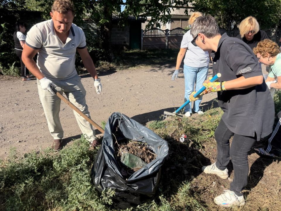 "Чистый четверг". Сотрудники Управы Куйбышевского внутригородского района и неравнодушные жители приняли участие в акции "Чистый четверг". Совместными усилиями была очищена от случайного мусора часть улицы Северодвинская "Чистый четверг". Сотрудники Управы Куйбышевского внутригородского района и неравнодушные жители приняли участие в акции "Чистый четверг". Совместными усилиями была очищена от случайного мусора часть улицы Северодвинская