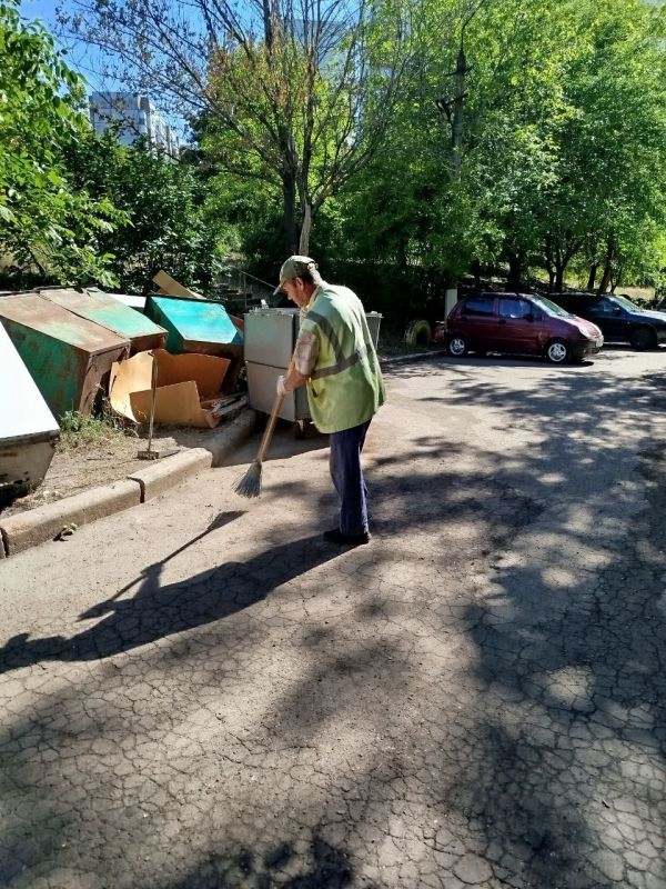 Юрий Будрин: Сегодня, 14 августа 2025 года, по поручению Главы Республики Дениса Пушилина, в рамках проекта «Городская среда», реализуемого Единой Россией работники предприятий Кировского района приняли участие в... Юрий Будрин: Сегодня, 14 августа 2025 года, по поручению Главы Республики Дениса Пушилина, в рамках проекта «Городская среда», реализуемого Единой Россией работники предприятий Кировского района приняли участие в...