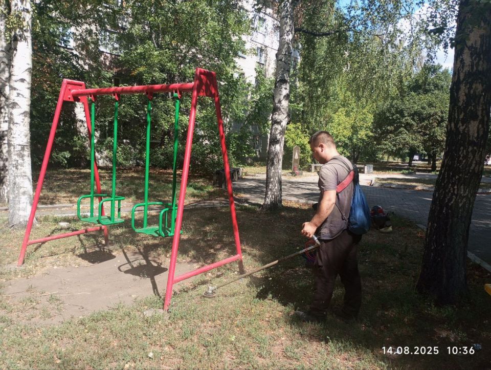 Сергей Желновач: С целью улучшения санитарного состояния и благоустройства городского округа Дебальцево, работниками МУП "Жилремсервис" проведены работы по покосу травы и уборке придомовой территории по ул.Ленина, 19 Сергей Желновач: С целью улучшения санитарного состояния и благоустройства городского округа Дебальцево, работниками МУП "Жилремсервис" проведены работы по покосу травы и уборке придомовой территории по ул.Ленина, 19
