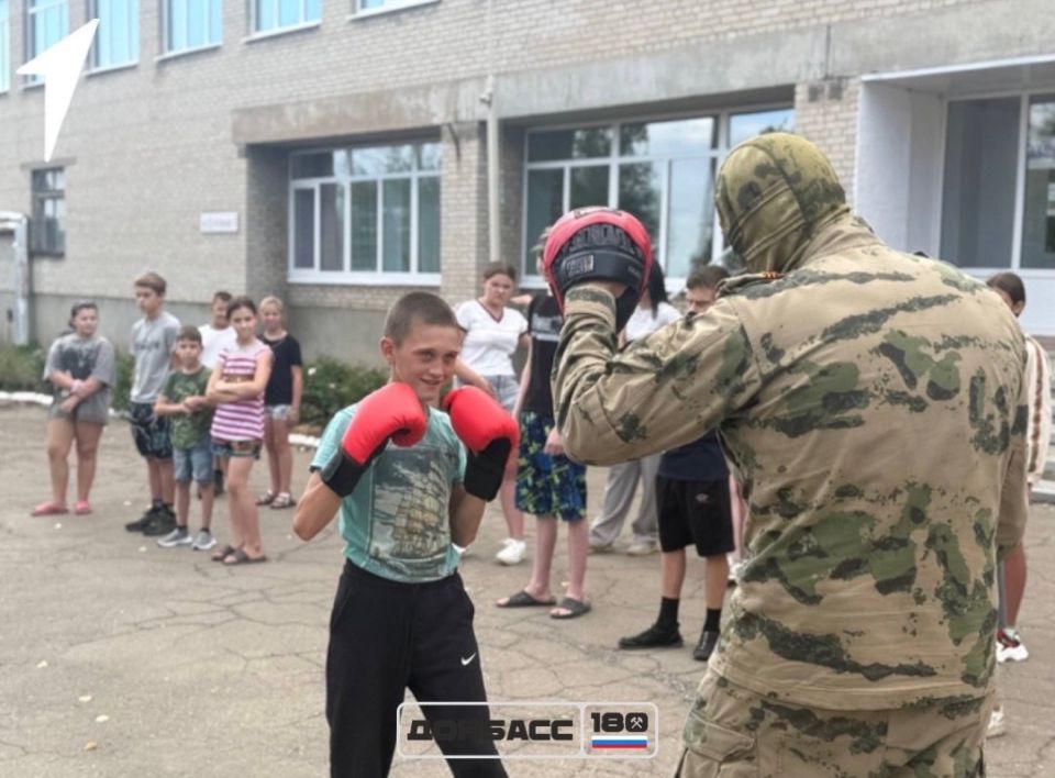 В Коммунаровской школе провели мастер-класс от военнослужащих Росгвардии В Коммунаровской школе провели мастер-класс от военнослужащих Росгвардии