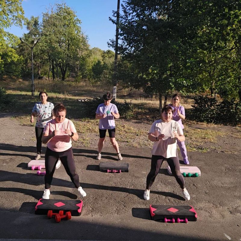 12 августа МБУ "Новотроицкий ДК "Горняк" отметил День физкультурника в России ярким и бодрым мероприятием – физкульт-минуткой на свежем воздухе под девизом "На зарядку становись!" 12 августа МБУ "Новотроицкий ДК "Горняк" отметил День физкультурника в России ярким и бодрым мероприятием – физкульт-минуткой на свежем воздухе под девизом "На зарядку становись!"