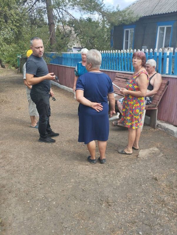Сегодня начальник Зуевского территориального отдела администрации муниципального образования Алексей Марюхнич провел встречу с гражданами в пгт Широкое на улице Первомайской Сегодня начальник Зуевского территориального отдела администрации муниципального образования Алексей Марюхнич провел встречу с гражданами в пгт Широкое на улице Первомайской