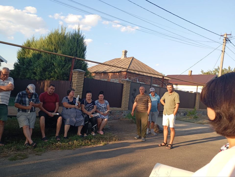 В пгт Ялта состоялась встреча с жителями улиц: ул. Рылеева, П. Коммуны, Чапаева, которую провел начальник Ялтинского территориального отдела Администрации Мангушского муниципального округа Спахи Сергей Леонидович В пгт Ялта состоялась встреча с жителями улиц: ул. Рылеева, П. Коммуны, Чапаева, которую провел начальник Ялтинского территориального отдела Администрации Мангушского муниципального округа Спахи Сергей Леонидович