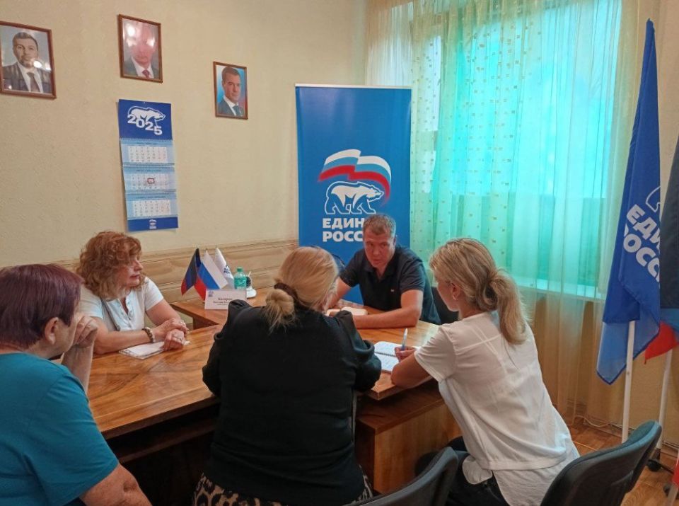 Валентин Левченко: Сегодня, в общественной приемной партии "Единая Россия" Киевского района города Донецка, депутат Донецкого городского совета Виталий Калараш провел прием граждан Валентин Левченко: Сегодня, в общественной приемной партии "Единая Россия" Киевского района города Донецка, депутат Донецкого городского совета Виталий Калараш провел прием граждан