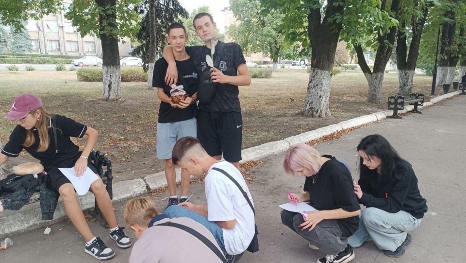 Сегодня МБУ "Центр Культуры и Досуга города Дебальцево" провел для юных жителей города развлекательную программу, посвященную Медовому Спасу Сегодня МБУ "Центр Культуры и Досуга города Дебальцево" провел для юных жителей города развлекательную программу, посвященную Медовому Спасу