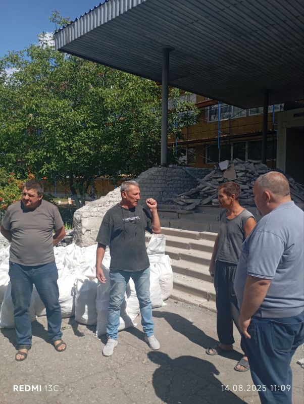 Во исполнение поручения Главы Донецкой Народной Республики Дениса Владимировича Пушилина о ведении постоянного диалога с жителями республики, председатель Дебальцевского городского совета Сергей Шульженко провел опрос... Во исполнение поручения Главы Донецкой Народной Республики Дениса Владимировича Пушилина о ведении постоянного диалога с жителями республики, председатель Дебальцевского городского совета Сергей Шульженко провел опрос...