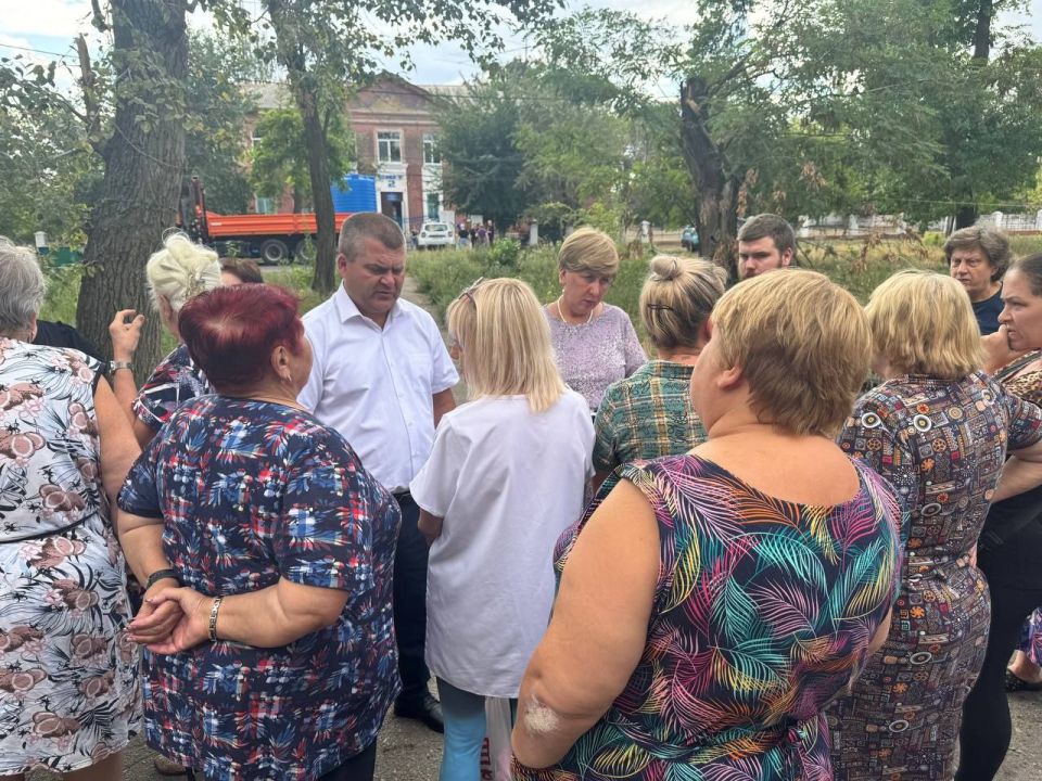 Юрий Атаманов: СХОД ГРАЖДАН. Сегодня совместно с первым заместителем главы Администрации округа Виктором Моисеенковым и руководителем Управы Пролетарского внутригородского района Еленой Рязанцевой провёл сход граждан по... Юрий Атаманов: СХОД ГРАЖДАН. Сегодня совместно с первым заместителем главы Администрации округа Виктором Моисеенковым и руководителем Управы Пролетарского внутригородского района Еленой Рязанцевой провёл сход граждан по...