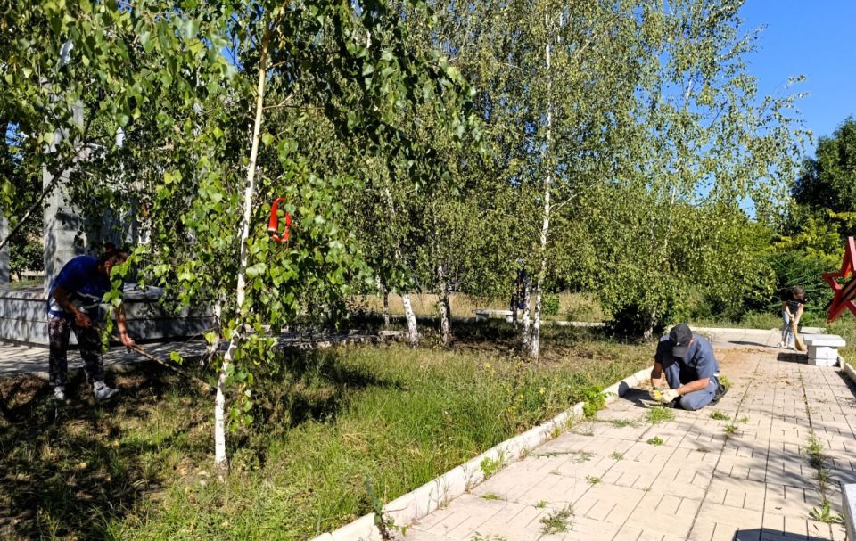 14 августа в рамках партийных проектов Единой России «Историческая память» и «Городская среда» в Советском районе Макеевки состоялась традиционная акция «Чистый обелиск» 14 августа в рамках партийных проектов Единой России «Историческая память» и «Городская среда» в Советском районе Макеевки состоялась традиционная акция «Чистый обелиск»