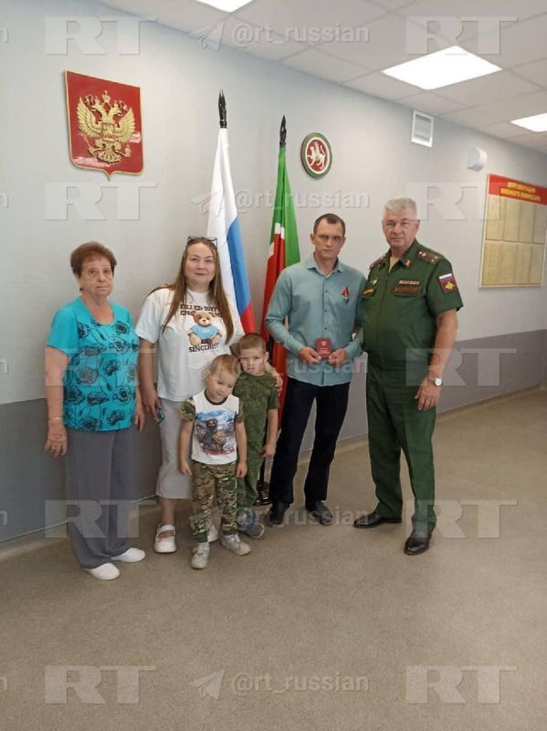 Российский боец, которому пленный вэсэушник несколько дней носил воду, получил орден Мужества Российский боец, которому пленный вэсэушник несколько дней носил воду, получил орден Мужества