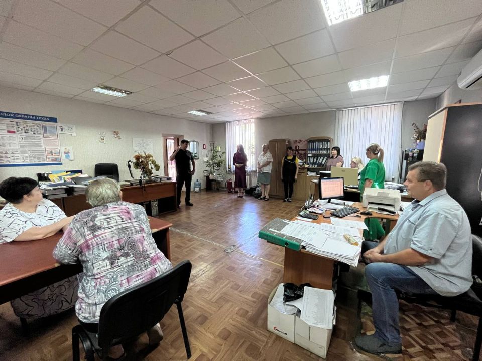 14 августа заместитель руководителя Управы Центрально-Городского внутригородского района Лариса Онищенко и депутат НС ДНР Василий Перцев провели встречи с трудовыми коллективами МУП АГМ «Диспетчерская служба» (КХО ХКДС) и... 14 августа заместитель руководителя Управы Центрально-Городского внутригородского района Лариса Онищенко и депутат НС ДНР Василий Перцев провели встречи с трудовыми коллективами МУП АГМ «Диспетчерская служба» (КХО ХКДС) и...
