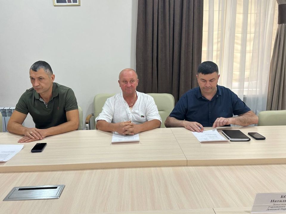 Роман Конев: РАБОТА КОМИТЕТОВ. Члены постоянного комитета по вопросам промышленности, инвестициям и стратегическому развитию Горловского городского совета Донецкой Народной Республики первого созыва на заседании обсудили... Роман Конев: РАБОТА КОМИТЕТОВ. Члены постоянного комитета по вопросам промышленности, инвестициям и стратегическому развитию Горловского городского совета Донецкой Народной Республики первого созыва на заседании обсудили...