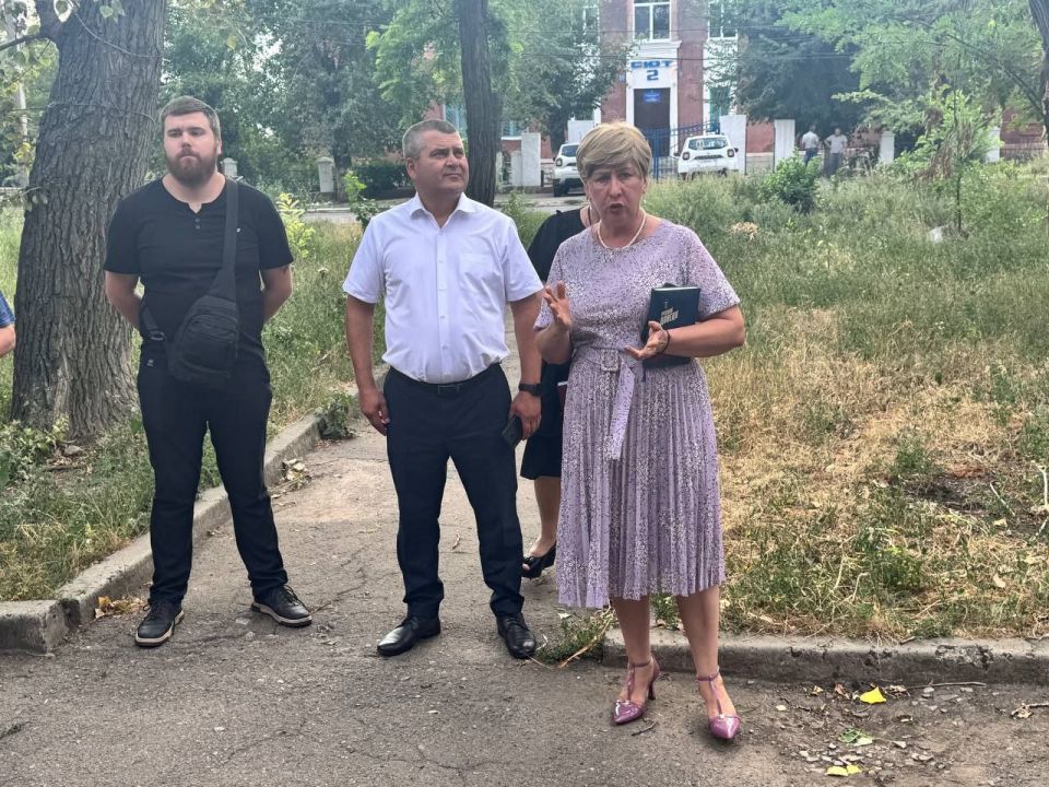 Юрий Атаманов: СХОД ГРАЖДАН. Сегодня совместно с первым заместителем главы Администрации округа Виктором Моисеенковым и руководителем Управы Пролетарского внутригородского района Еленой Рязанцевой провёл сход граждан по... Юрий Атаманов: СХОД ГРАЖДАН. Сегодня совместно с первым заместителем главы Администрации округа Виктором Моисеенковым и руководителем Управы Пролетарского внутригородского района Еленой Рязанцевой провёл сход граждан по...