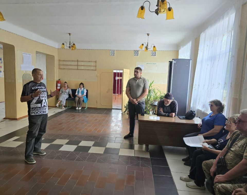 Дмитрий Огилец: По поручению Главы Донецкой Народной Республики вместе со своими золотыми помощниками и начальником управления образования администрации города Харцызска Осиповым Николаем Сергеевичем провели встречу с... Дмитрий Огилец: По поручению Главы Донецкой Народной Республики вместе со своими золотыми помощниками и начальником управления образования администрации города Харцызска Осиповым Николаем Сергеевичем провели встречу с...