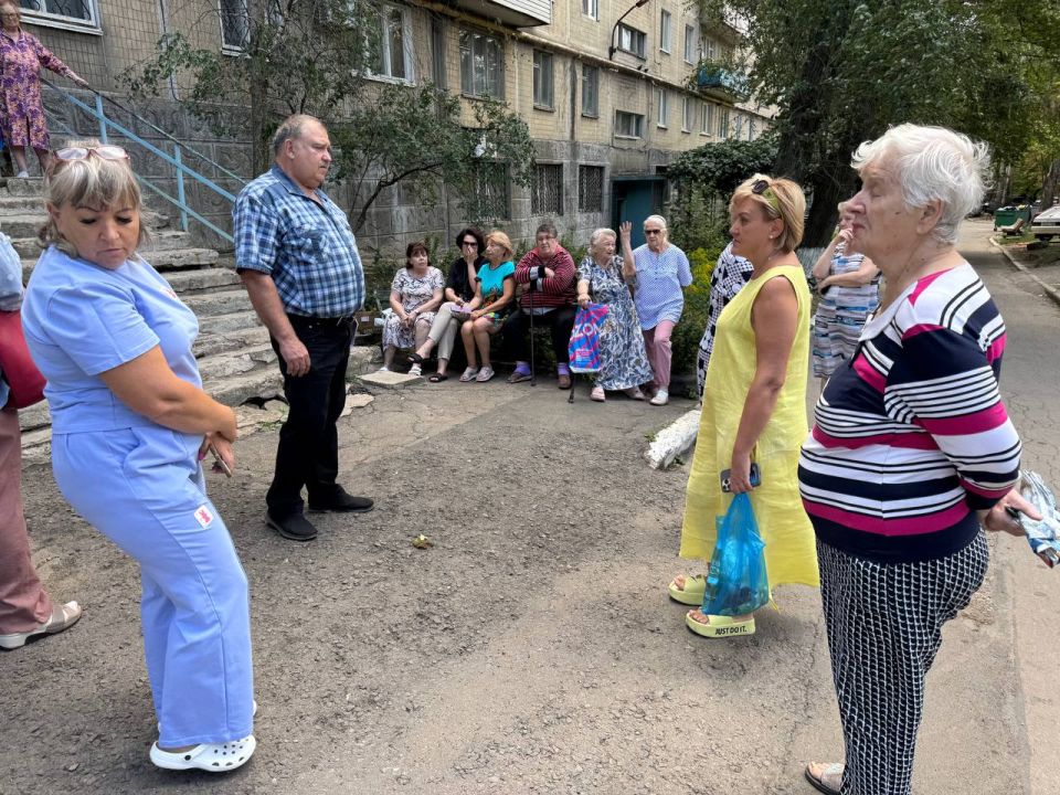По поручению Главы ДНР Дениса Пушилина 14.08.2025 по адресу: г. Донецк, ул. Ионова,18 состоялась встреча с жителями района, на которой присутствовал депутат Донецкого городского Совета Евгений Селютин По поручению Главы ДНР Дениса Пушилина 14.08.2025 по адресу: г. Донецк, ул. Ионова,18 состоялась встреча с жителями района, на которой присутствовал депутат Донецкого городского Совета Евгений Селютин