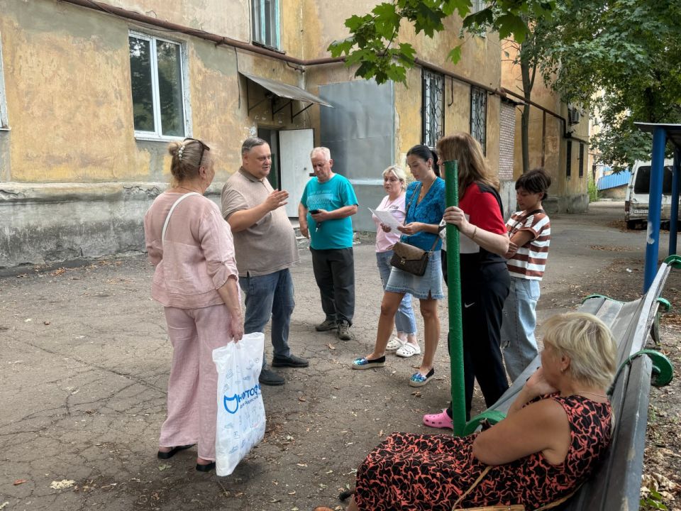 Иван Адамец: В Куйбышевском районе состоялась встреча заместителя руководителя управы Куйбышевского внутригородского района Алексея Шлапака с жильцами дома №124 на проспекте Панфилова Иван Адамец: В Куйбышевском районе состоялась встреча заместителя руководителя управы Куйбышевского внутригородского района Алексея Шлапака с жильцами дома №124 на проспекте Панфилова
