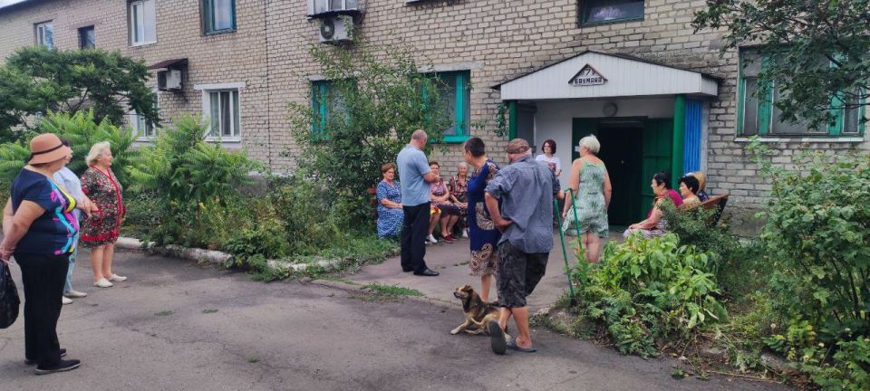 Сегодня, 14 августа, заместитель главы администрации городского округа Торез Александр Ставицкий провел встречу с населением по адресу: ул. Баумана, д. 5 Сегодня, 14 августа, заместитель главы администрации городского округа Торез Александр Ставицкий провел встречу с населением по адресу: ул. Баумана, д. 5