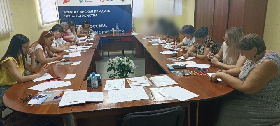 14 августа психолог "СПЦ "ТОЧКА ОПОРЫ" Людмила Шишалова в женском клубе "Путь к себе" при ГБУ "Торезский ГЦЗ" провела тренинг «Как научиться радостно жить" 14 августа психолог "СПЦ "ТОЧКА ОПОРЫ" Людмила Шишалова в женском клубе "Путь к себе" при ГБУ "Торезский ГЦЗ" провела тренинг «Как научиться радостно жить"