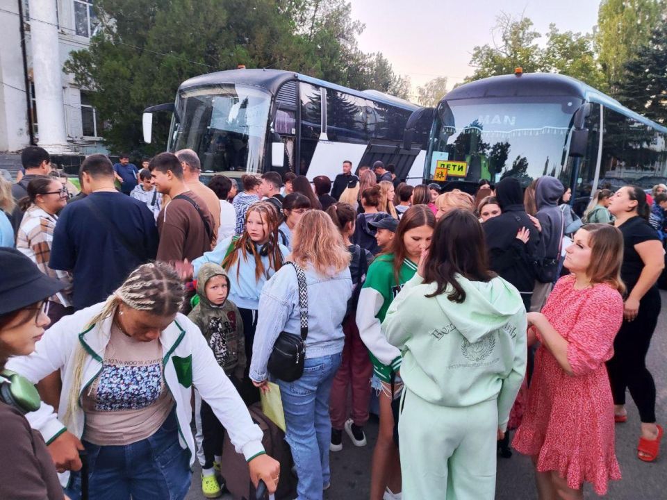 Александр Качанов: Вторая группа детей из Докучаевска отправилась на отдых при поддержке Якутии Александр Качанов: Вторая группа детей из Докучаевска отправилась на отдых при поддержке Якутии