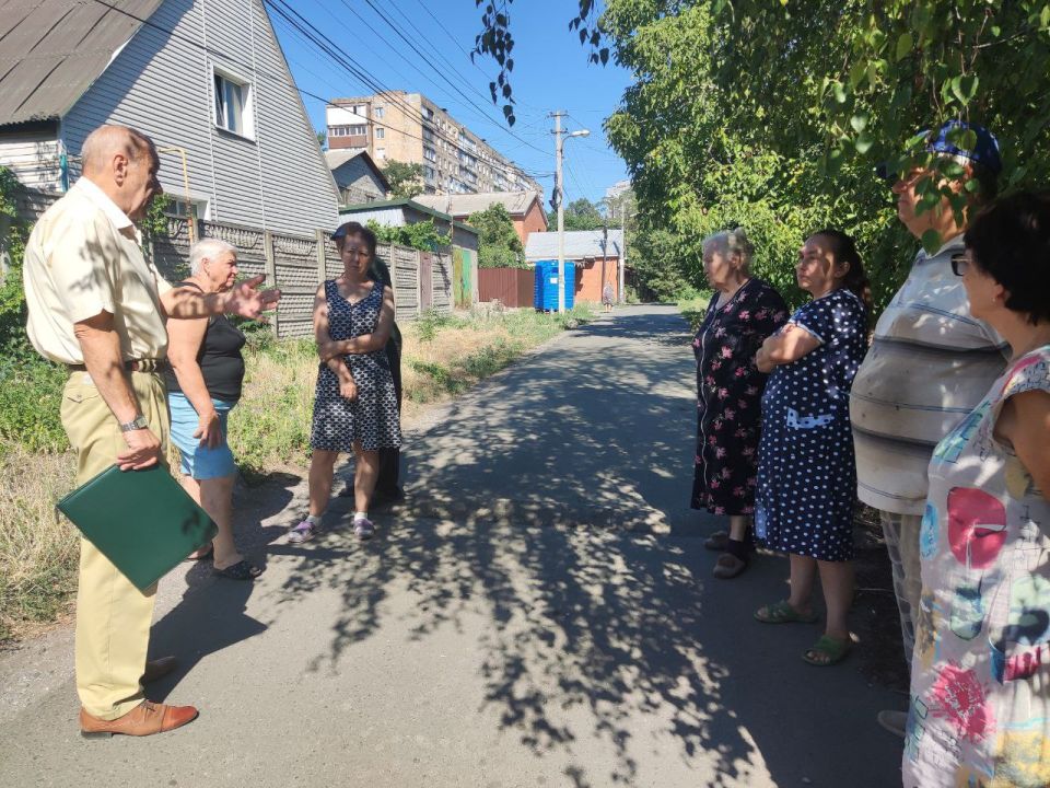 По поручению Главы ДНР Дениса Пушилина 14.08.2025 по адресу: г. Донецк, ул.8-я Александровка,34 состоялась встреча с жителями, на которой присутствовал лидер общественного мнения Константин Просвирин По поручению Главы ДНР Дениса Пушилина 14.08.2025 по адресу: г. Донецк, ул.8-я Александровка,34 состоялась встреча с жителями, на которой присутствовал лидер общественного мнения Константин Просвирин