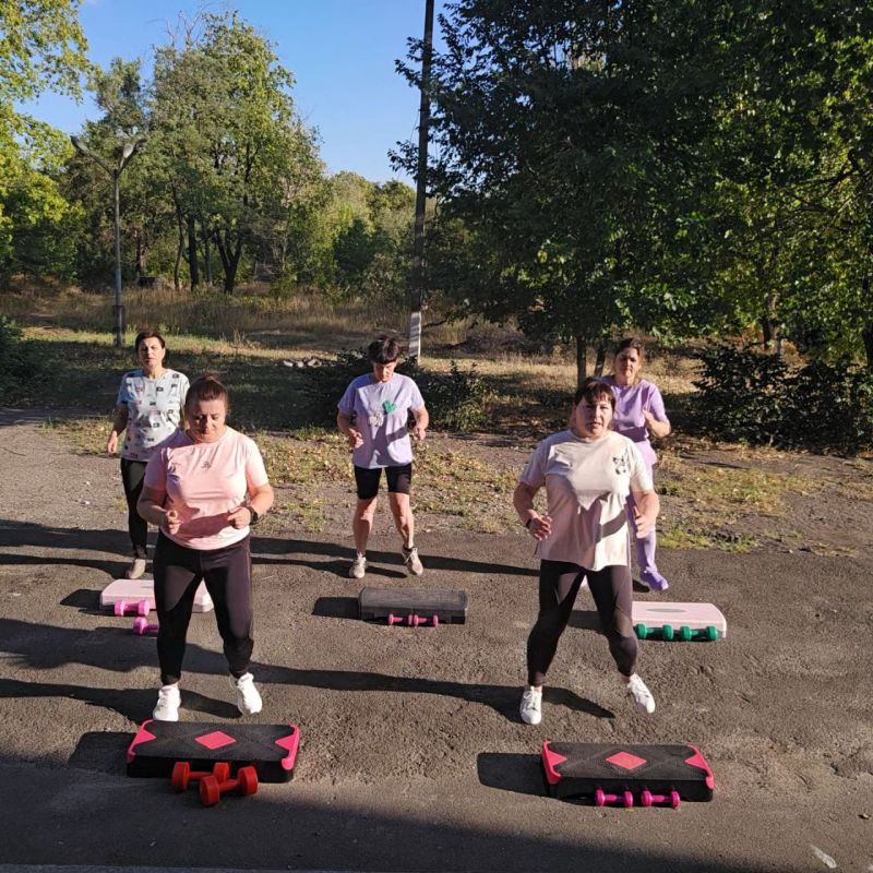 12 августа МБУ "Новотроицкий ДК "Горняк" отметил День физкультурника в России ярким и бодрым мероприятием – физкульт-минуткой на свежем воздухе под девизом "На зарядку становись!" 12 августа МБУ "Новотроицкий ДК "Горняк" отметил День физкультурника в России ярким и бодрым мероприятием – физкульт-минуткой на свежем воздухе под девизом "На зарядку становись!"