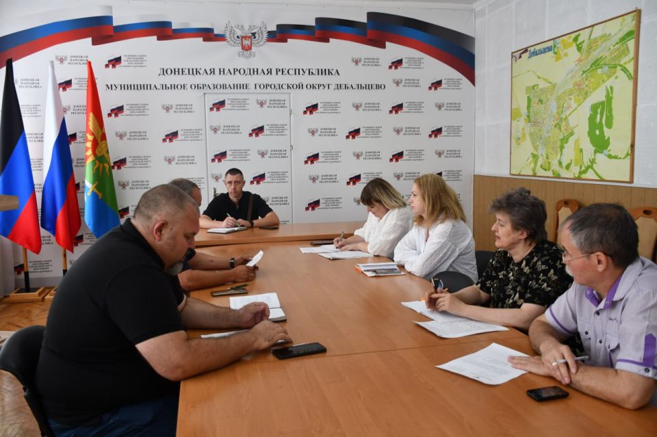 15 августа 2025 г. начальник управления жилищно-коммунального хозяйства администрации городского округа Дебальцево Сергей Водолазский провел заседание комиссии по вопросам подготовки объектов жизнеобеспечения, социальной... 15 августа 2025 г. начальник управления жилищно-коммунального хозяйства администрации городского округа Дебальцево Сергей Водолазский провел заседание комиссии по вопросам подготовки объектов жизнеобеспечения, социальной...