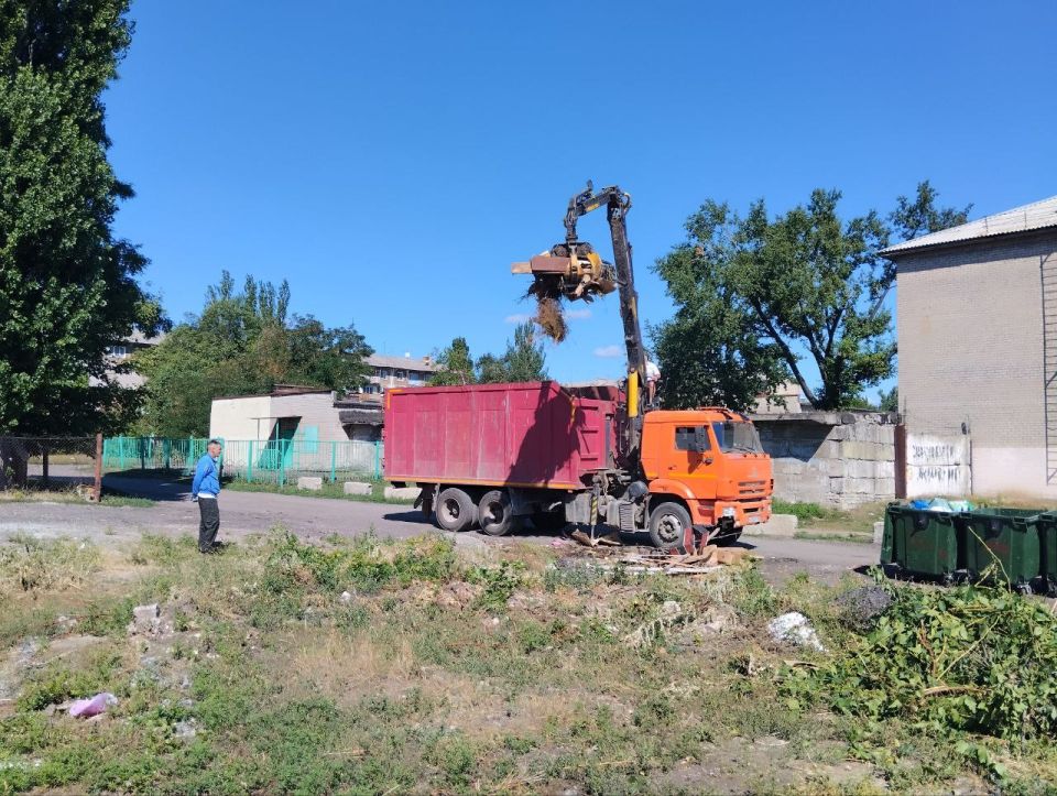 В Кировском внутригородском районе продолжаются работы по санитарному содержанию территории В Кировском внутригородском районе продолжаются работы по санитарному содержанию территории