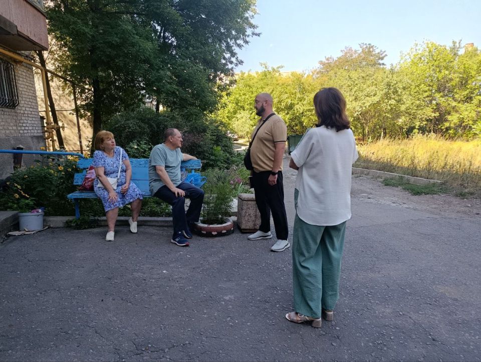 14 августа в Червоногвардейском районе депутат Макеевского городского совета Сергей Щетинин провел встречу с жителями жилого массива Горького во дворе д. 73 по улице Кронштадтской 14 августа в Червоногвардейском районе депутат Макеевского городского совета Сергей Щетинин провел встречу с жителями жилого массива Горького во дворе д. 73 по улице Кронштадтской