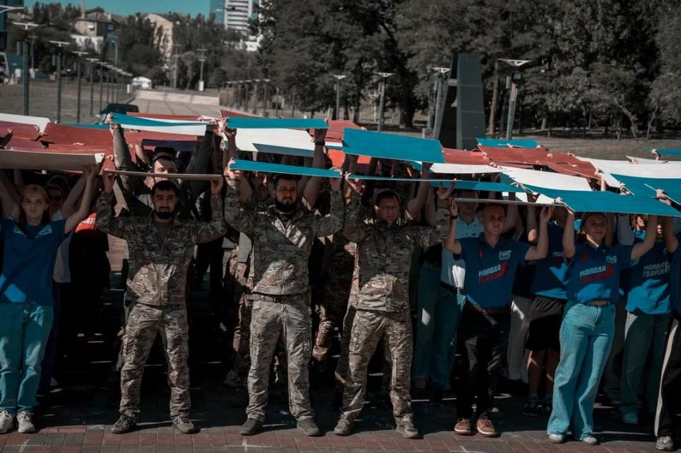 В Донецке прошел флешмоб в знак дружбы между Россией и Северной Кореей, в котором приняли участие порядка 300 активистов В Донецке прошел флешмоб в знак дружбы между Россией и Северной Кореей, в котором приняли участие порядка 300 активистов
