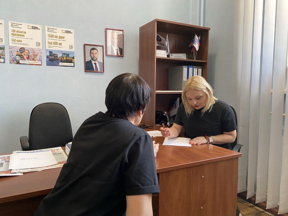Выполняя поручение Главы ДНР: Ольга Арутинова работает с обращениями граждан Выполняя поручение Главы ДНР: Ольга Арутинова работает с обращениями граждан