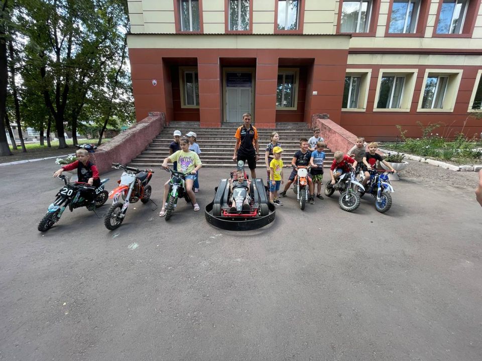 Презентация видов спорта «Картинг» и «Мотокросс» Презентация видов спорта «Картинг» и «Мотокросс»