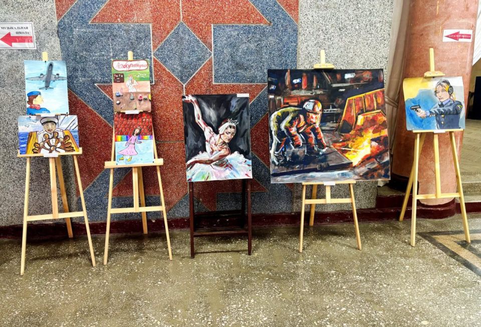 Выставка рисунков "Все профессии важны" Выставка рисунков "Все профессии важны"